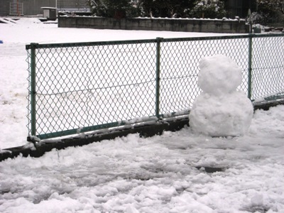 近所の子供がつくった雪だるま